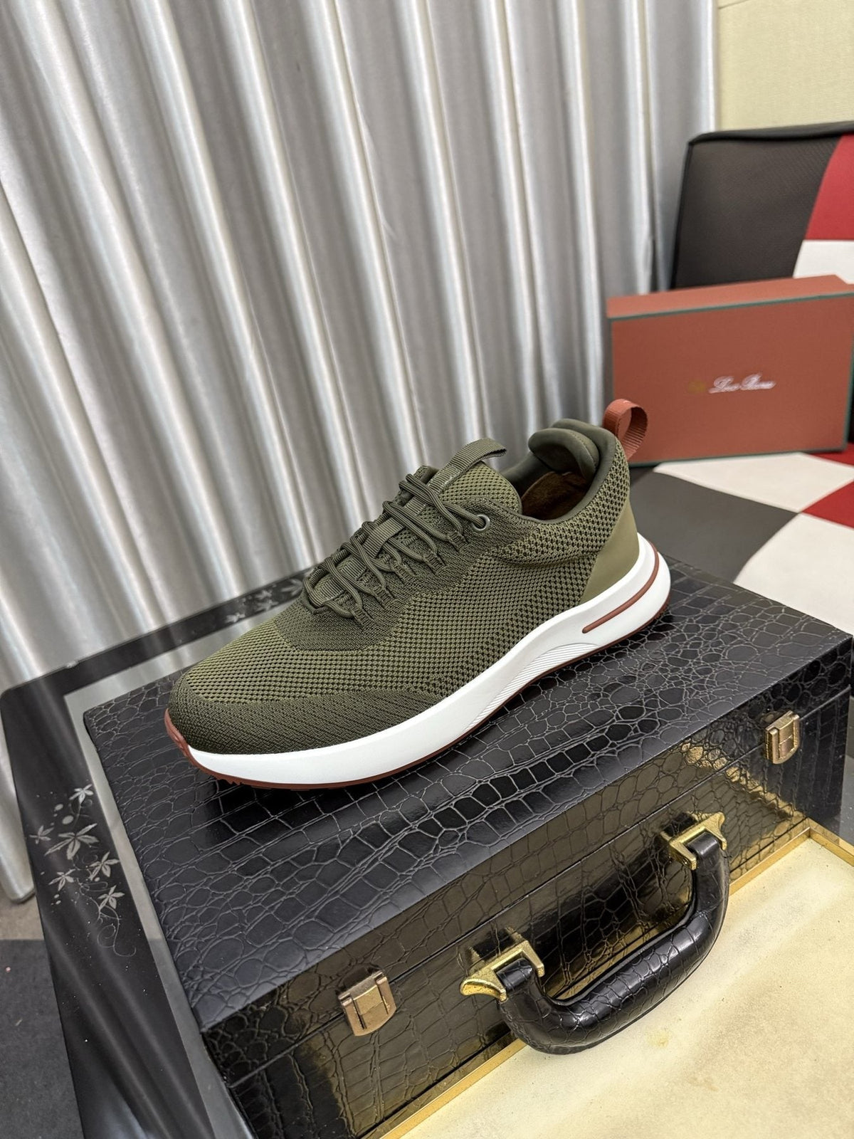 Men's Olive Green Mesh-Like Low-Top Sneakers